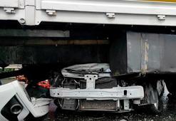 Sakarya'da otomobil, kamyonun altına girdi: 1 ölü, 4 yaralı