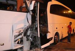 Antalya’da tur otobüsü yolcu otobüsüne çarptı! Çok sayıda yaralı var...