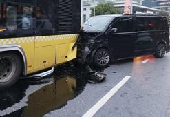 Sürücüsünün direksiyon hakimiyetini kaybettiği minibüs park halindeki otobüse çarptı