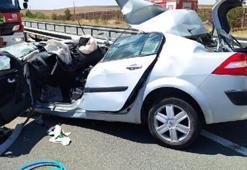 Emniyet şeridindeki TIR'a çarpan otomobilde karı koca öldü, oğulları yaralı