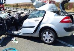Emniyet şeridindeki TIR'a çarpan otomobilde karı koca öldü, oğulları yaralı