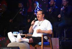İbrahim Tatlıses, iki ayak tarak kemiğinde kırık ile Çeşme’de sahne aldı