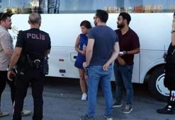 Kadının sokak ortasında korku dolu anları! Otomobilden bir anda bıçakla indi