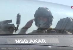 Milli Savunma Bakanı Akar, F-16 ile Ege Denizi'nde uçuş yaptı