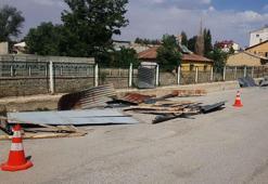 Sivas'ta şiddetli rüzgar; çatı uçtu, araçlar hasar gördü
