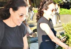 Özgü Namal toplantı için İstanbul'da: Bu kez güler yüzlü