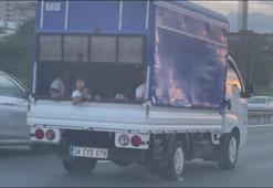 İstanbul'da kamyonet kasasında tehlikeli yolculuk