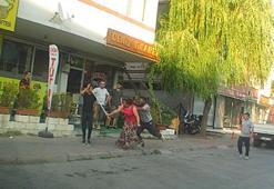 Eli sopalı kadın önüne gelen erkeği dövdü!