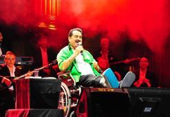 İbrahim Tatlıses, Muğla'nın ardından Manisa'da da tekerlekli sandalyeyle konser verdi