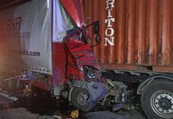 TEM’de tıra arkadan çarpan kamyon kağıt gibi ezildi: 1 ölü