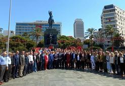 AK Parti ve MHP, İzmir'in kurtuluş yıl dönümünde Atatürk Anıtı'na çelenk bıraktı