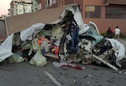 Elektrik direğine çarpan kamyonet hurdaya döndü: 1 ölü, 1 yaralı