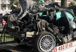Otomobil, tramvay yolu kenarındaki ağaca çarptı: 2 ölü, 1 yaralı