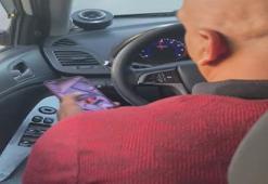Taksiciden iğrenç hareket! Kadın yolcular yakaladı