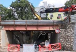 İstanbul'da devrilen iş makinesi alt geçide düştü!
