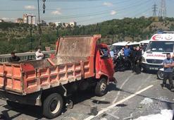 Sadabad Viyadüğü’nde kamyonet devrildi: Kilometrelerce trafik oluştu