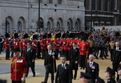 İngiltere Kraliçesi II. Elizabeth’in cenazesine binlerce kişi akın etti