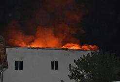 Yatak üretim fabrikası alev alev yandı
