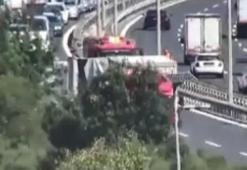 TEM'de kamyon devrildi, trafik yoğunluğu yaşanıyor