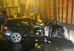 Otomobil, kamyona ok gibi saplandı! 25 yaşındaki genç hayatını kaybetti, 1 yaralı
