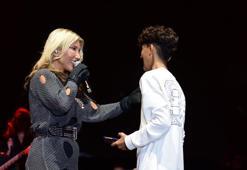 Hande Yener'e sahnede şok! Bir anda sahneye fırladı