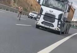 Otobanda yarı çıplak koşan kişiye vatandaştan tepki: ‘Sen manyak mısın?’