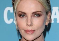 Charlize Theron: Yönetmenler ne giyeceğime karışıyorlardı