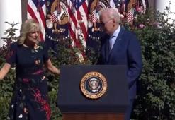 ABD Başkanı Biden kürsüde yolunu şaşırdı