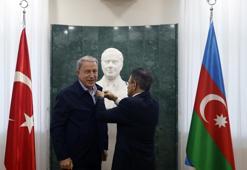 Milli Savunma Bakanı Akar’a Azerbaycan’dan madalya