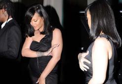 Rihanna transparan elbisesiyle zor anlar yaşadı!