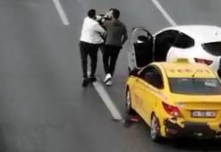 Beylikdüzü'nde kazadan sonra kavga; taksi şoförüne kafa attı