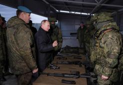 Putin, kısmi seferberlikle orduya alınan askerleri denetleyip gövde gösterisi yaptı