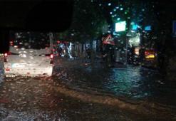 Siirt'te sağanak; ev ve iş yerlerini su bastı, heyelan meydana geldi