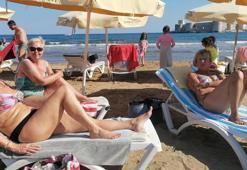 Kızkalesi sahilinde turistler denize girdi