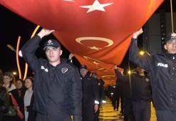 Cumhuriyetin 99'uncu yılında 1000 metre uzunluğundaki Türk bayrağıyla yürüdüler