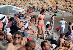 Antalya sahillerinde Ekim ayı sonunda yaz yoğunluğu