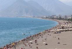 Antalya'da sıcaklık 25 dereceyi buldu, vatandaşlar denize akın etti!