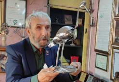 Çatal ve kaşıkları sanat eserine dönüştürüyor! Meslek aşkıyla bir gözünü kaybetti...