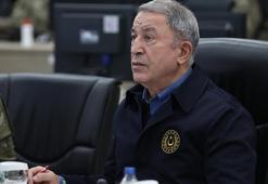 Bakan Akar ve komutanlar sınırda