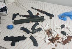Gaziosmanpaşa'da operasyon! Lav silahı, Kalaşnikoflar, el bombaları ele geçirildi