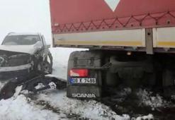 Sis ve buzla kaplanan Sahara Geçidi'nde TIR ile otomobil çarpıştı: 2 yaralı