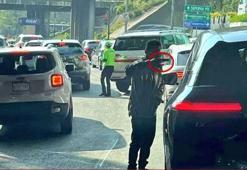 Meksika’da silahlı adam trafikteki araçları soydu