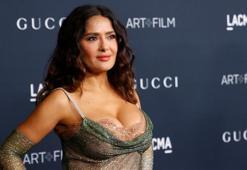 Salma Hayek galaya kıyafetiyle damga vurdu!