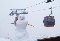 Sezonun ilk karı yağdı! Kardan adam yaptılar