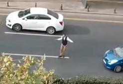 Ankara'da şaşırtan anlar! Trafiği umursamayıp yol ortasında göbek attı