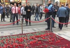 İstiklal Caddesi'nde patlamada ölenlerin anısına karanfil bırakıldı