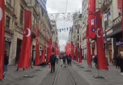 İstiklal Caddesi Türk bayraklarıyla donatıldı