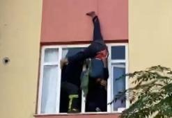 İçeride anahtarını unuttuğu dairesine çatıdan halatla sarktı, asılı kaldı