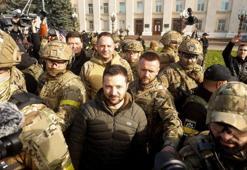 Zelenskiy, Rus birliklerinin çekildiği Herson’u ziyaret etti
