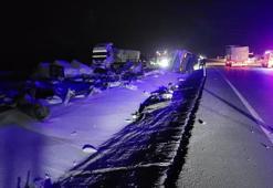 Bariyerlere çarpan tır devrildi: 2 kardeş hayatını kaybetti